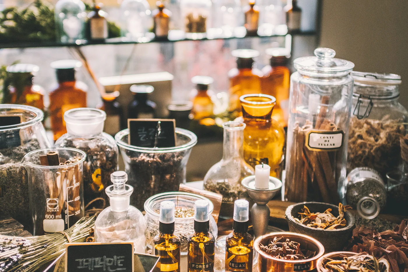 Naturopathe à l’écoute d’une personne pendant un entretien