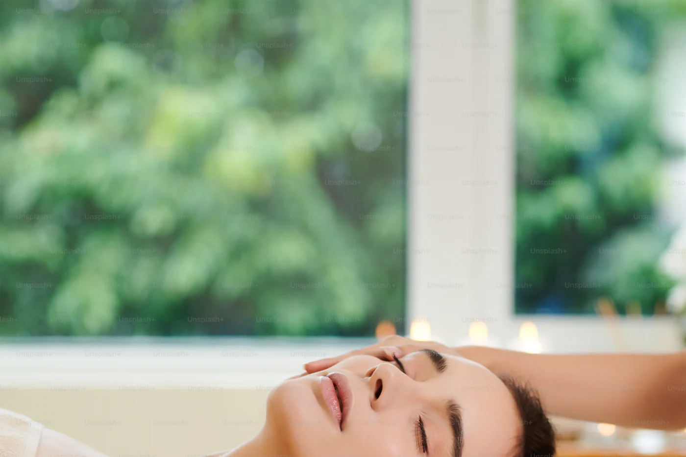 Personne détendue allongée sur une table de massage