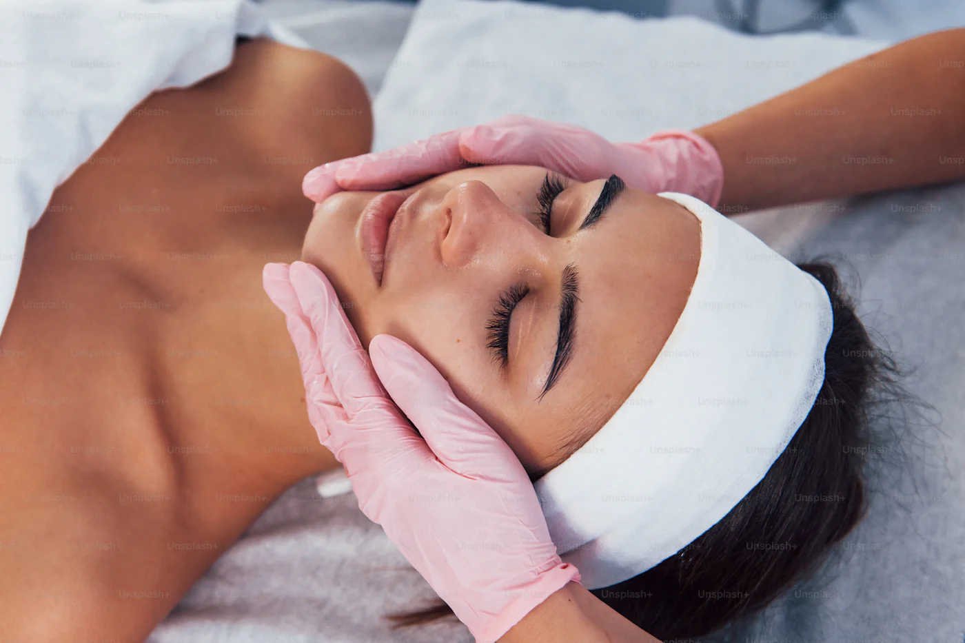 Soin du visage réalisé en cabinet, mains du praticien sur le visage
